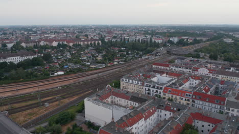 Vorwärts-Absteigendes-Filmmaterial-Der-Leeren-Mehrgleisigen-Hauptbahnstrecke,-Die-Durch-Die-Großstadt-Führt.-Berlin,-Deutschland