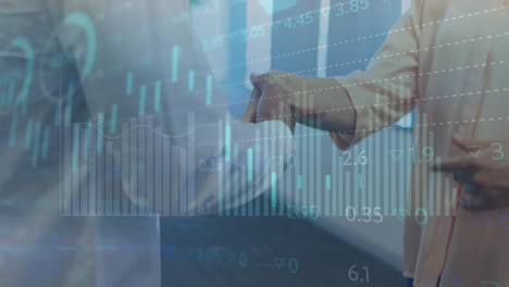 animación de múltiples gráficos, círculos de carga y tablero de negociación, compañeros de trabajo caucásicos estrechando la mano
