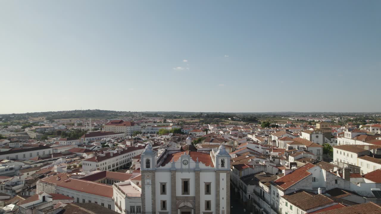 공중 철수는 santo antão 교회, evora 유명한 giraldo 광장, alentejo를 보여줍니다