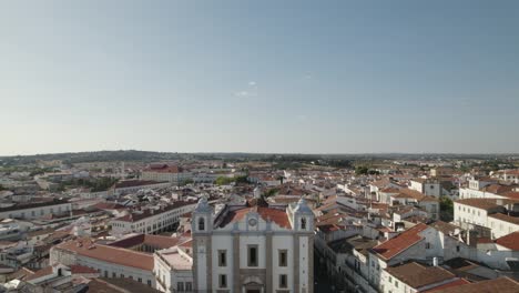 Luftrückzug-Enthüllen-Die-Kirche-Santo-Antão,-Der-Berühmte-Giraldo-Platz-Von-Evora,-Alentejo