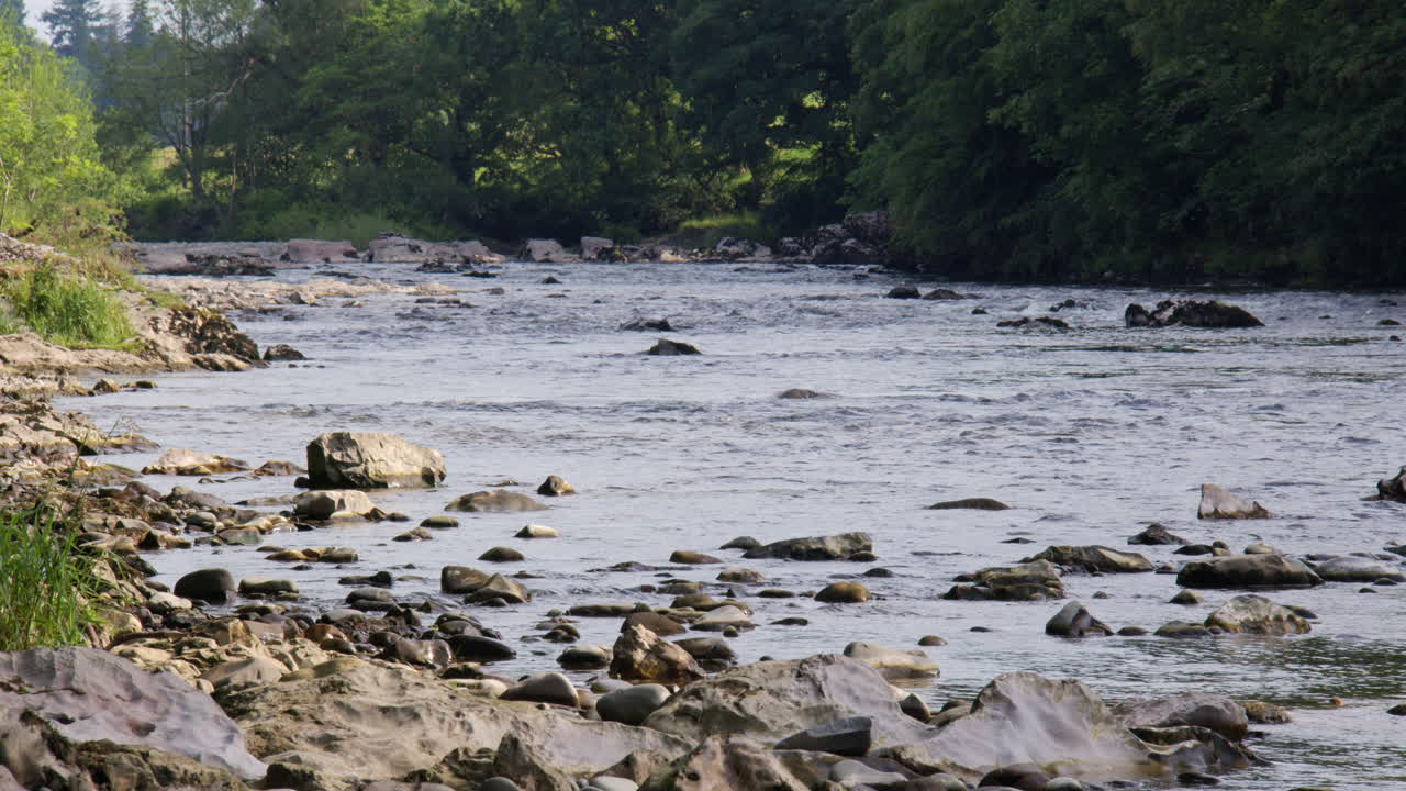 Ampia inquadratura che mostra il fiume Lune, accanto al Ponte del Diavolo a Kirkby Lonsdale, North Yorkshire.