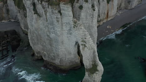 Hermoso-Etretat-Acantilado-Arco-épico-Establecimiento-Aéreo-Drone-Tiro