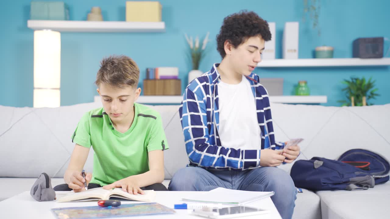 집에서 가족들로부터 비밀리에 돈을 밀수한 형제입니다.