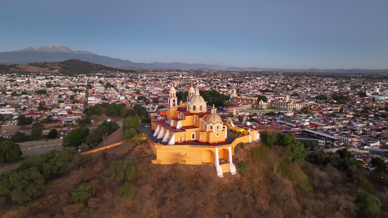 vista aérea rodeando la iglesia en la pirámide de cholula, puesta de sol en puebla, méxico
