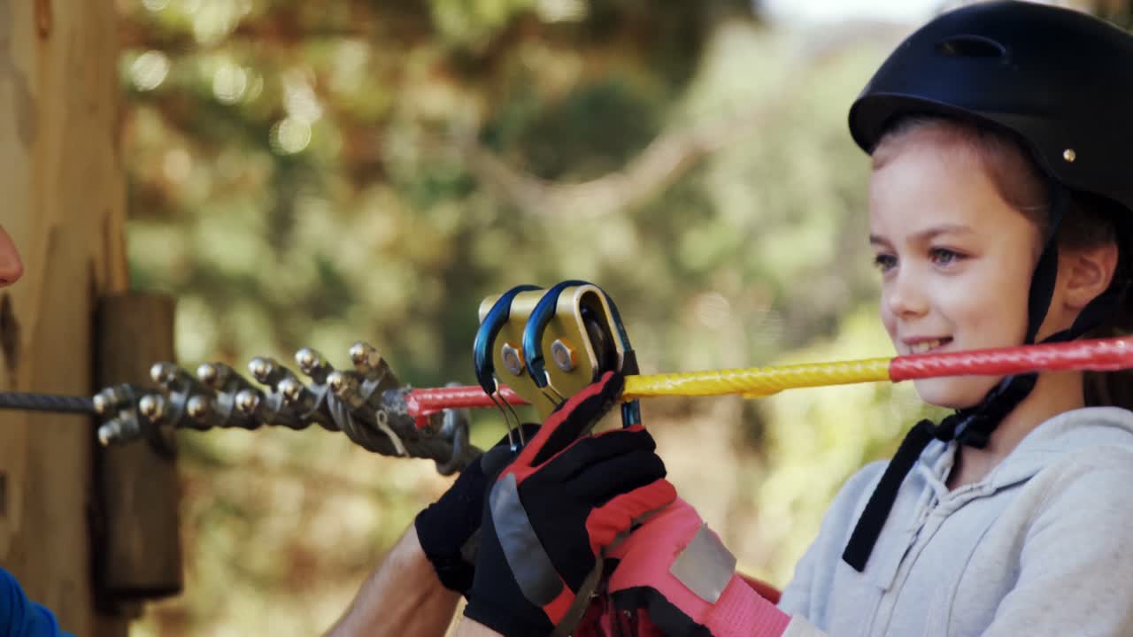 entrenador instruyendo a una chica 4k