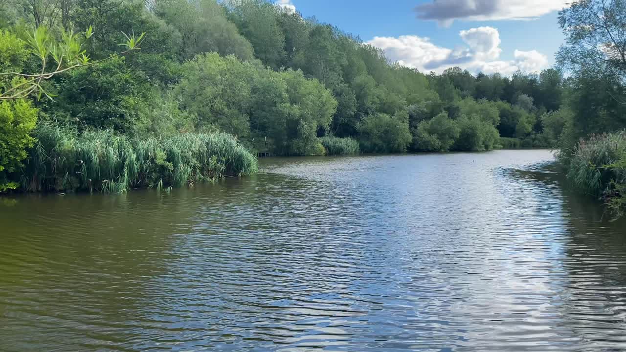 Ripresa panoramica estiva della sponda del lago Silksworth a Sunderland, Regno Unito.
