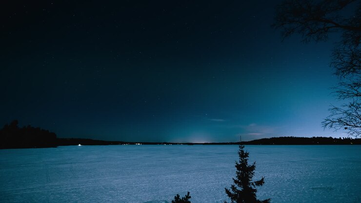 Zeitraffer von Menschen, die Polarlichter am See Bodom in Espoo, Finnland, beobachten