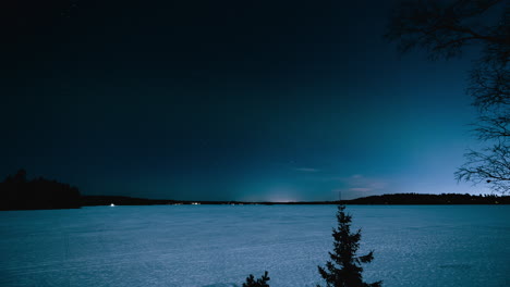 Time-lapse-of-people-watching-northern-lights,-on-lake-Bodom-in-Espoo,-Finland