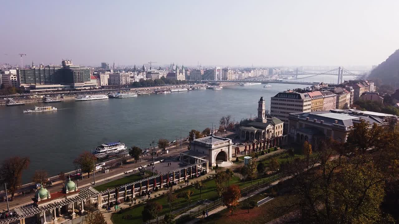 tráfico y horizonte de la ciudad de budapest desde una vista aérea en toma estática