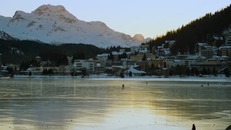 gente patinando en el lago congelado de st moritz