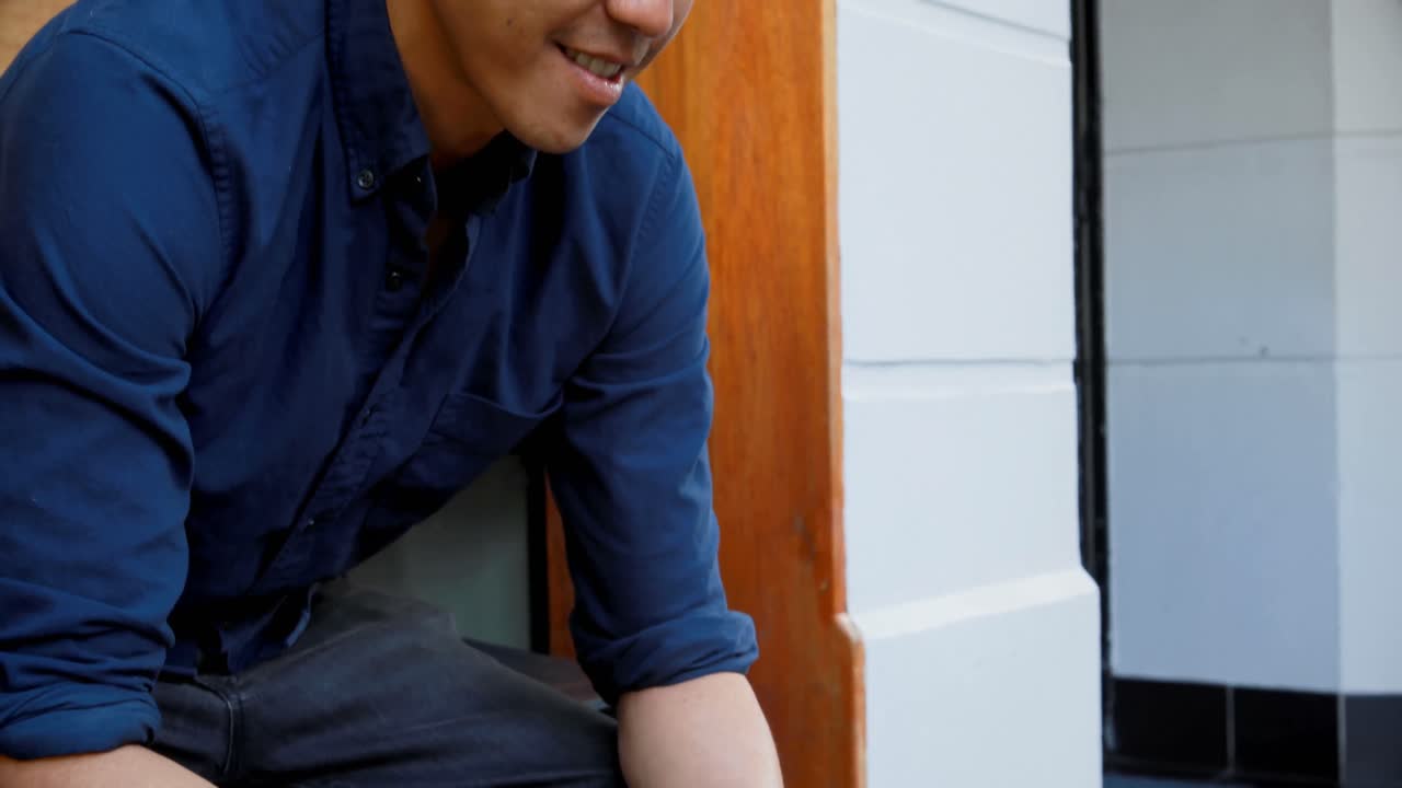 야외 카페 4k에서 휴대폰을 사용하는 남자