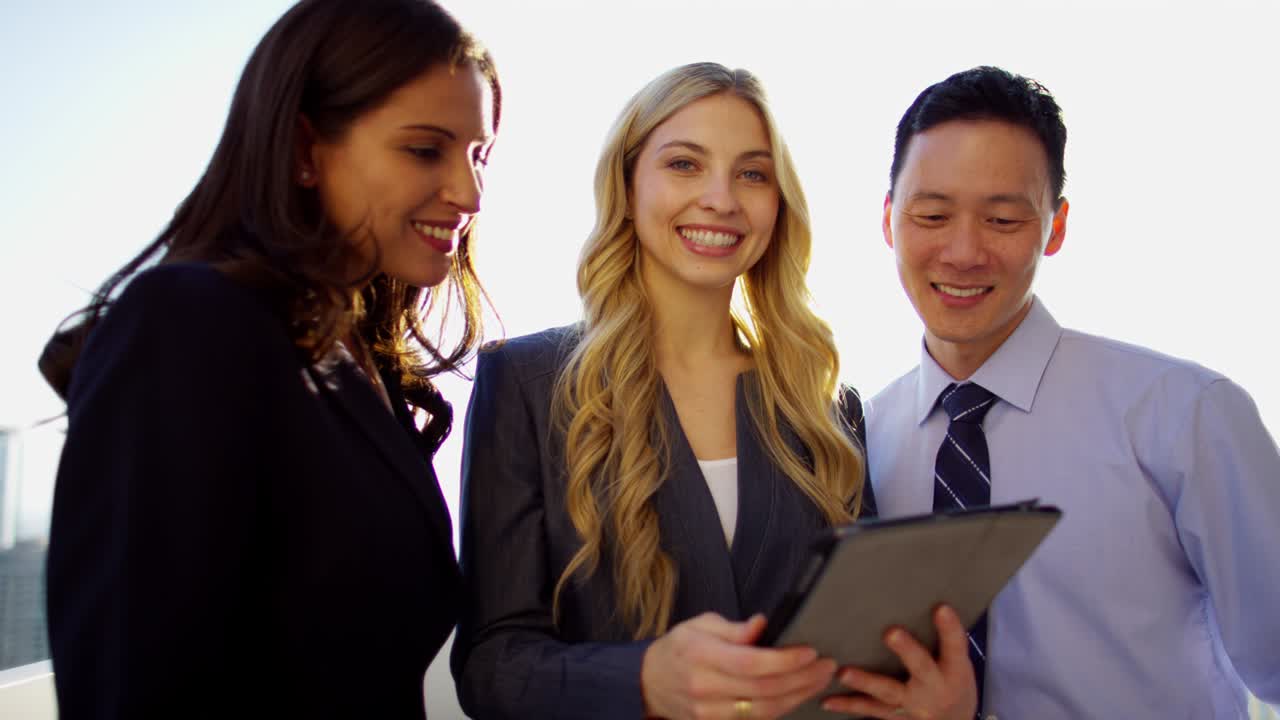retrato de gerentes de negocios multiétnicos usando una tableta