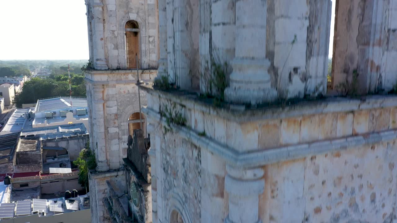 extremo primer plano de ascenso aéreo en la esquina de la catedral de san gervasio en valladolid, yucatán, méxico