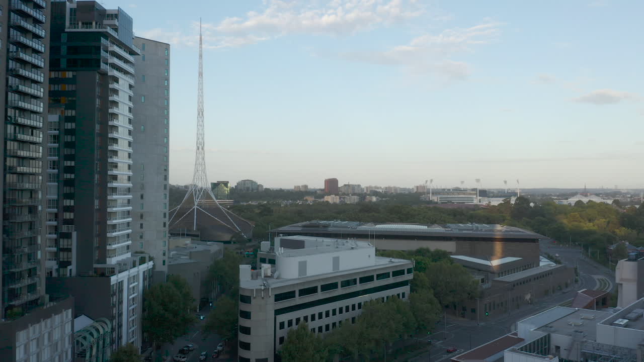 panorámica vertical suave con vistas a la aguja del centro de arte de melbourne y al cielo