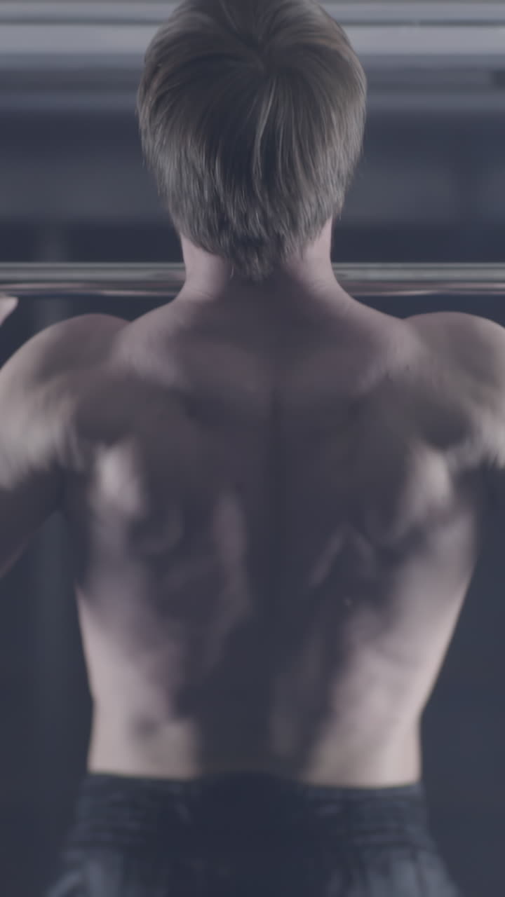 hombre haciendo pull-ups