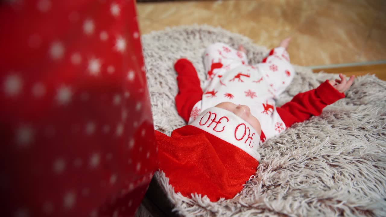 그녀의 머리에 새해 호호 모자를 쓰고 새해 옷을 입은 아기