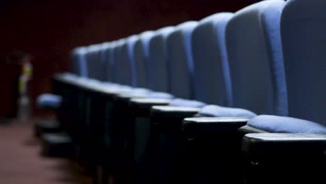 asientos de teatro vacíos, vídeo, cámara en movimiento, movimiento panorámico