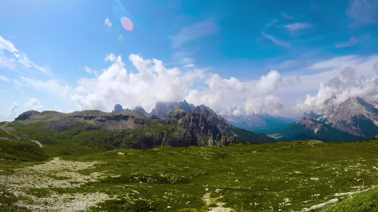 timelapse parque natural nacional tre cime nos alpes dolomitas. belíssima natureza da itália.