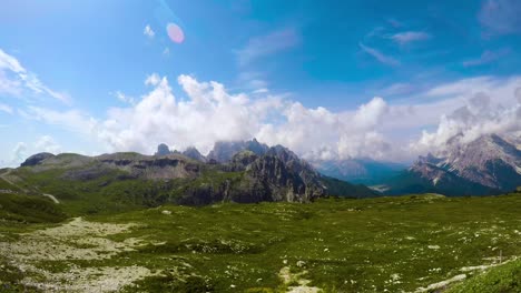 Timelapse-Parque-Natural-Nacional-Tre-Cime-En-Los-Alpes-Dolomitas.-Hermosa-Naturaleza-De-Italia.