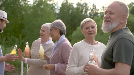 Gruppe-älterer-Menschen,-Die-Tanzen-Und-Etwas-Trinken-1