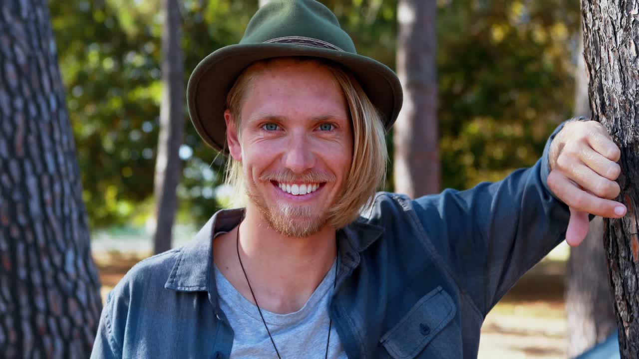 미소 짓는 남자 의 초상화 4k