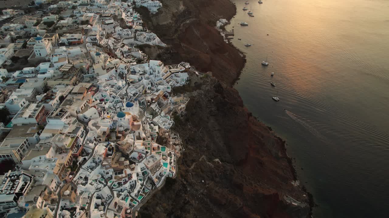 puesta de sol sobre la isla de santorini, el pueblo de oia y el mar egeo, grecia