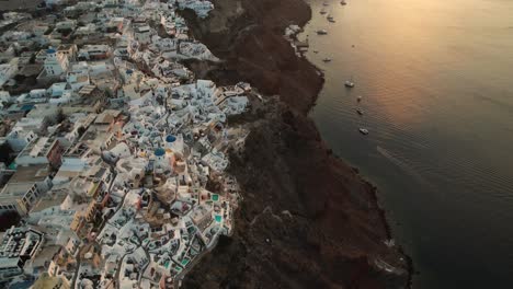 Puesta-De-Sol-Sobre-La-Isla-De-Santorini,-El-Pueblo-De-Oia-Y-El-Mar-Egeo,-Grecia