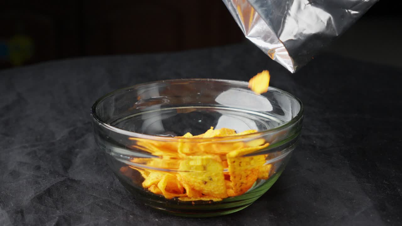 tortilla chips primer plano de estudio caen en un cuenco de vidrio aperitivo de comida mexicana