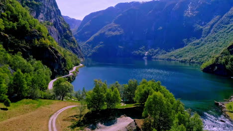 hermosa vista relajante de las montañas sobre un lago brillante con vegetación verde y caminos