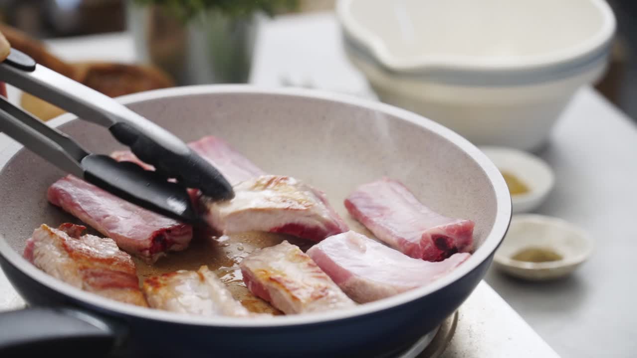 ⁇ 에 갈비 ⁇ 를 요리하는 작물 사람