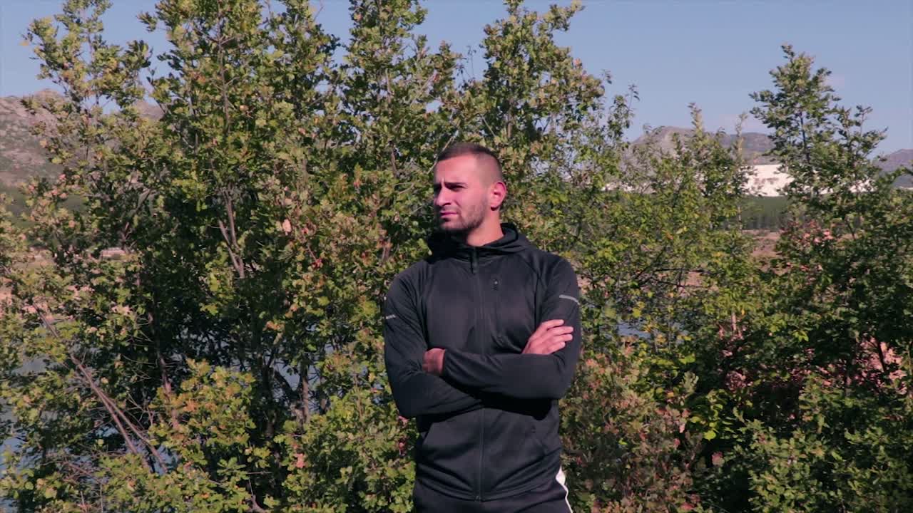 나무 앞에 서있는 남자의 회전 샷