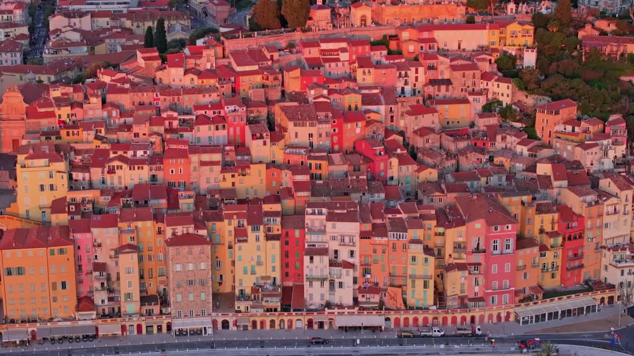 Vista aerea della tranquilla città costiera di Mentone all'alba, Francia