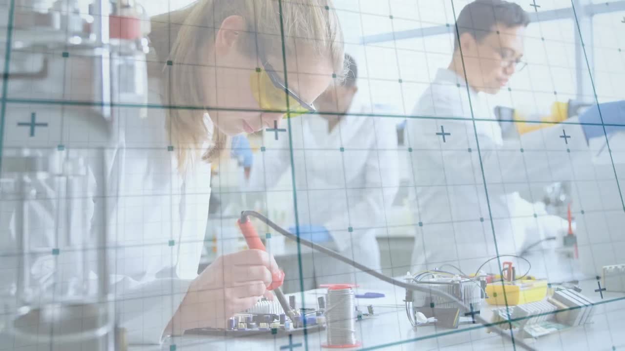 다양한 여성과 남성 실험실 직원들과  ⁇ 플을 가진 디지털 화면의 애니메이션