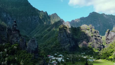 Nubes-Moviéndose-Y-Cambios-De-Luz-Sobre-Montañas-Verdes-Tropicales-En-La-Isla-Fatu-Hiva-Marquesas-Polinesia-Francesa-Océano-Pacífico-Sur