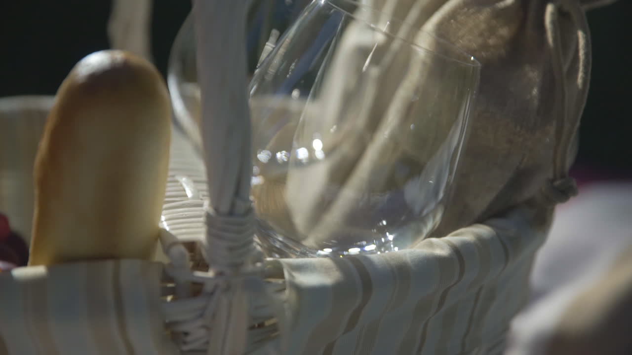 девушка готовится к пикнику