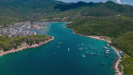 Vinh-Hy-Bay-Resort,-Türkisfarbenes-Wasser-Und-Leuchtend-Grüne-Klippen,-Sommer,-Malerischer-Zeitraffer-Aus-Der-Luft