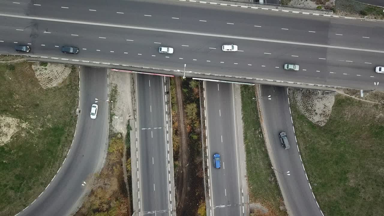 가을의 날 교통 교차로, 드론에서 공중에서 볼 수 있는 모습