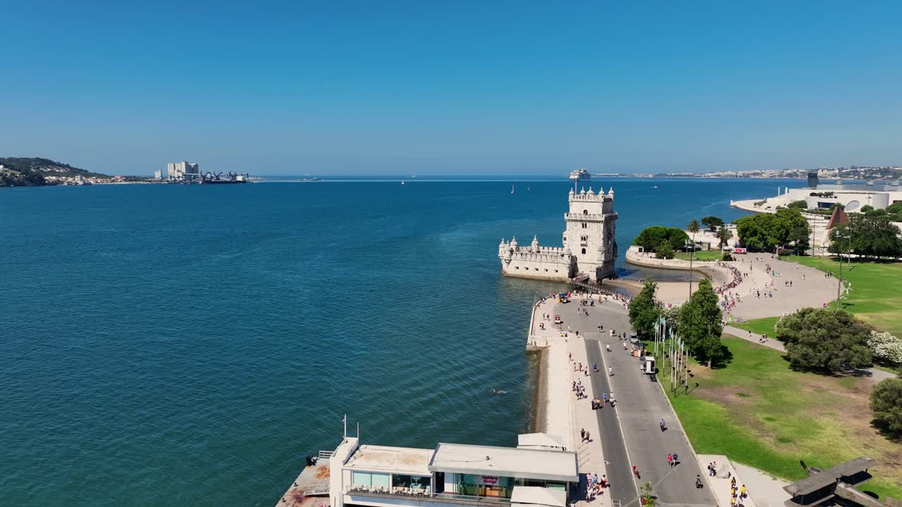 Záběr dronem na Belémskou věž v Lisabonu.