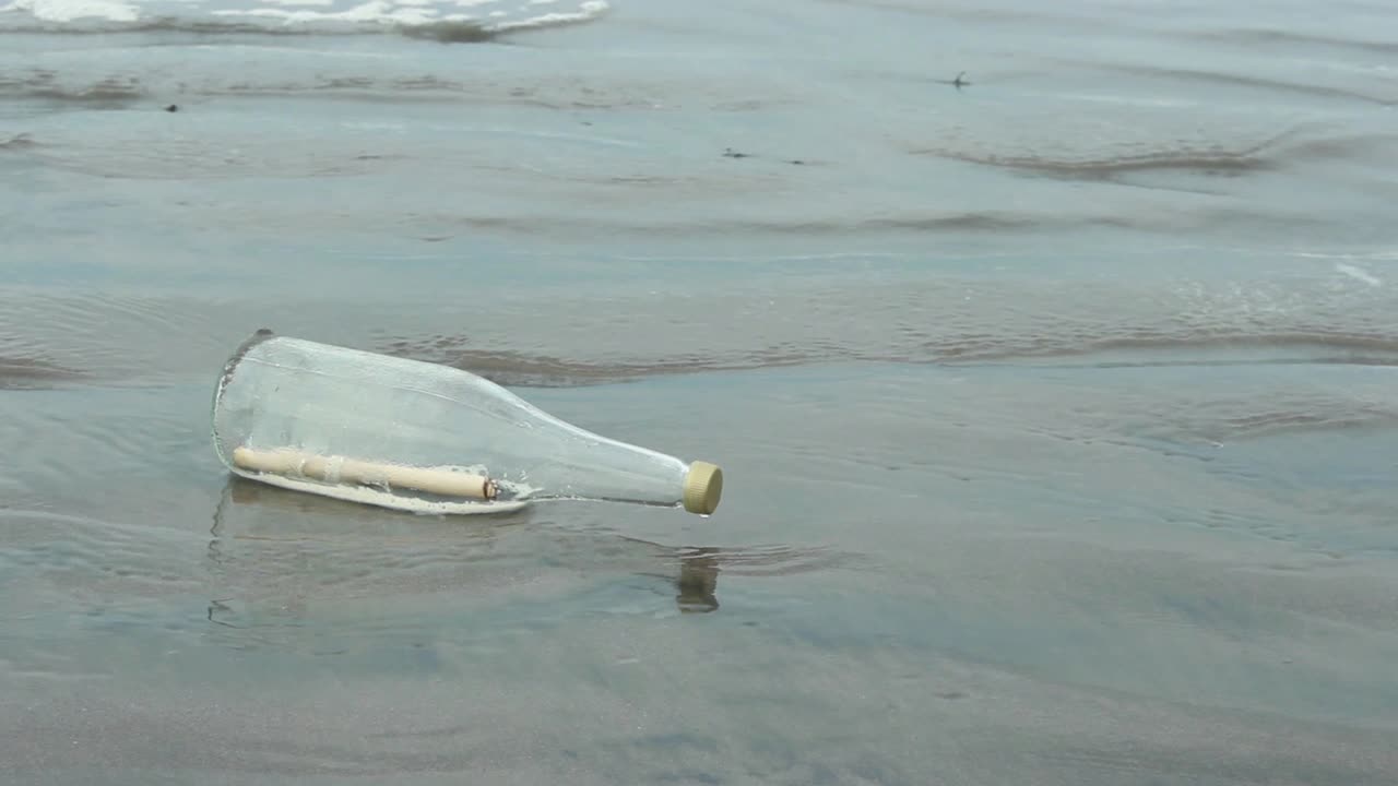 바다의 파도에 담긴 병에 담긴 메시지
