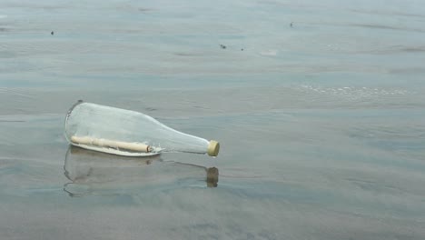 Mensaje-En-Una-Botella-Sobre-Las-Olas-Del-Mar