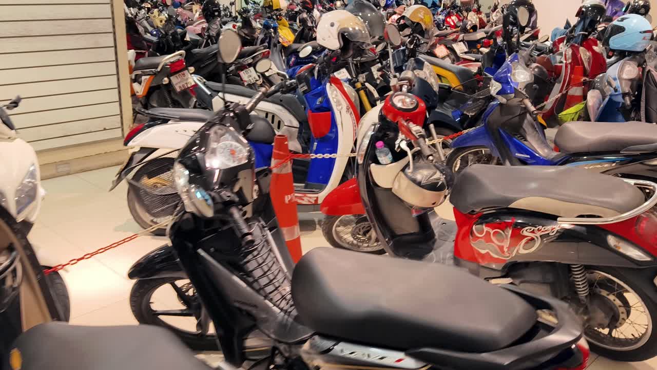 가게 에 주차 된 오토바이