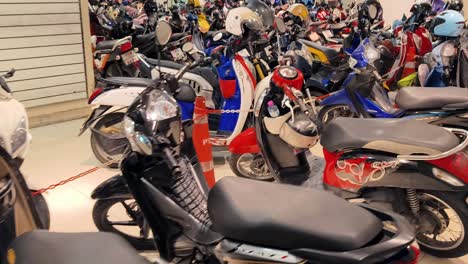 motocicletas estacionadas en una tienda