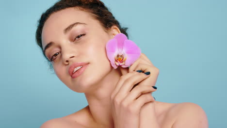 cuidado de la piel, belleza y rostro de mujer con flor