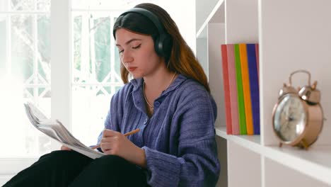una hermosa joven pinta un cuadro al acompañamiento de la música