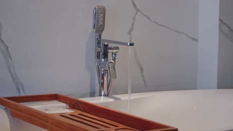 grifo de baño de una habitación de hotel de lujo con agua fluyendo