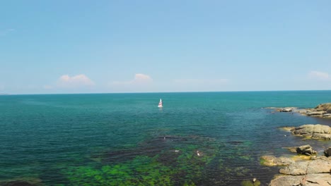 toma aérea de un velero lejos en el mar - lozenets, bulgaria