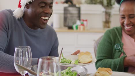 Glückliche-Afroamerikanische-Familie-Beim-Weihnachtsessen