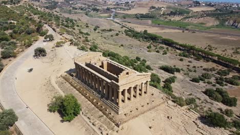 Stunning-Landscape-Of-Valley-Of-The-Temples-With-The-Temple-Of-Concordia-On-A-Summer-Day-In-Agrigento,-Sicily,-Italy