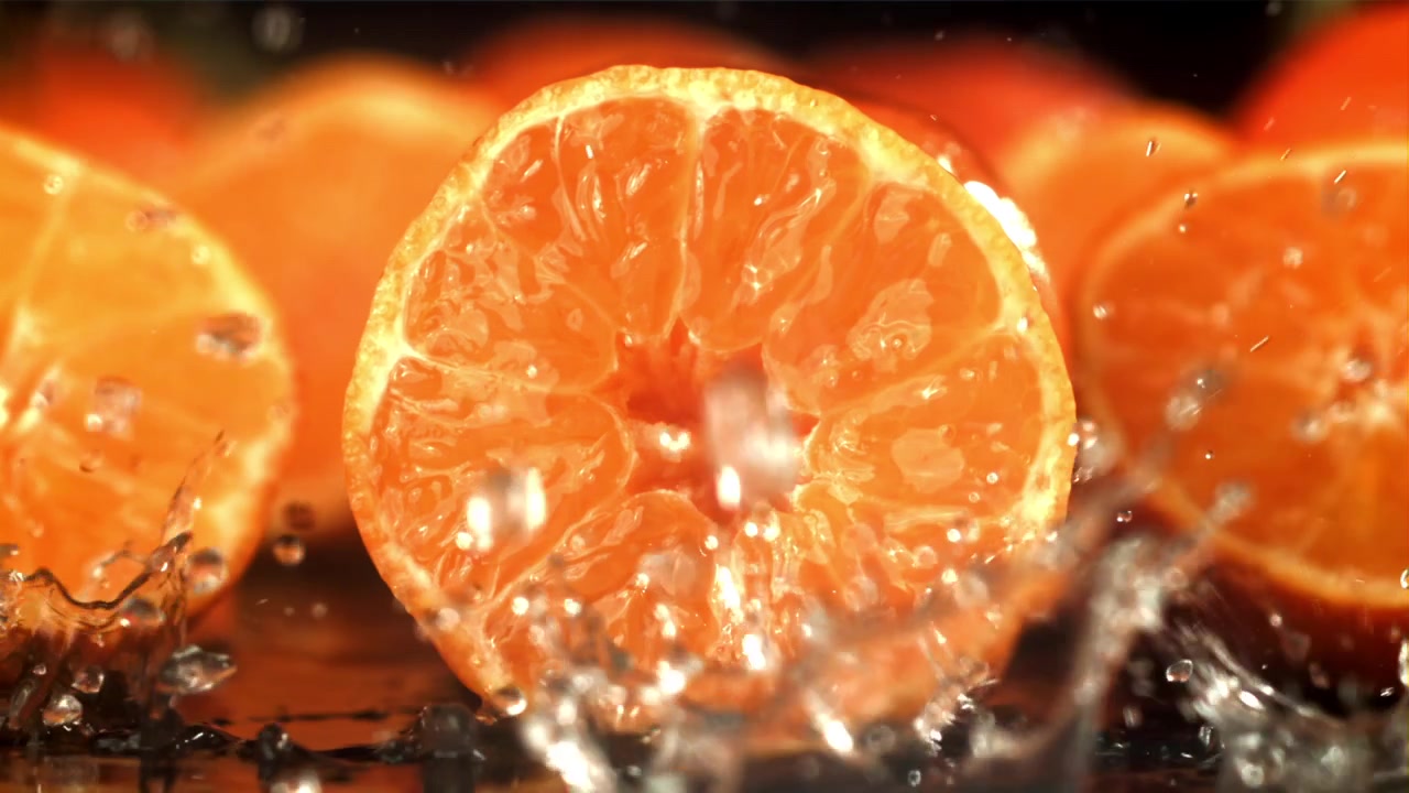 Rinfrescanti gocce d'acqua che schizzano su un vivace frutto arancione