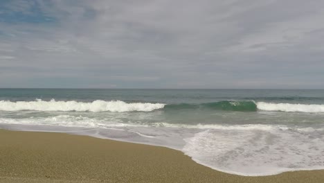 Waves-arriving-at-the-beach-in-slow-motion